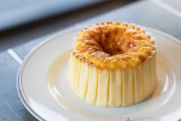 バスクチーズケーキとは？カロリーや種類、市販品との比較も！（徹底解説）？バスクチーズケーキの世界へようこそ！誕生秘話からカロリー、おすすめまで