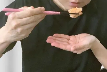 食べるときに手を添える「手皿」はマナー違反？ 恥をかかないために知っておきたい和食のNG 