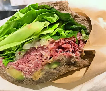 スタバフード「パストラミビーフ&アボカドサンドイッチ」カロリー・糖質・食べた感想ブログ