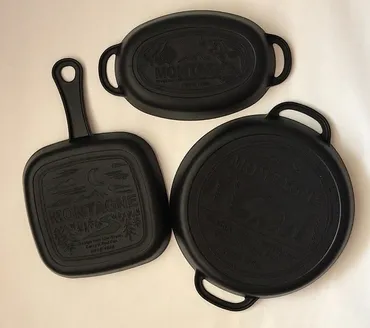 ボヌール超え!?セリア人気シリーズ「モンターニュ」のスキレット風キッチングッズを全コンプ