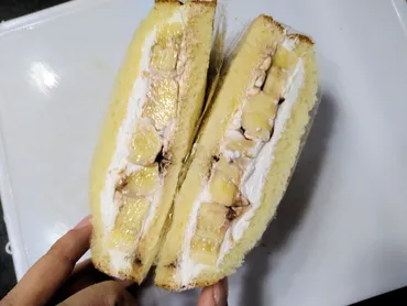 業スーのアマンディホイップを使って苺サンドをつくりました☆ 