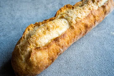 パンの世界を革新した「日本の酵母の父」志賀勝栄氏とは？（革新的製法とオンライン講座の全貌）志賀勝栄氏の革新的なパン作り：低温長時間発酵、天然酵母、オンライン講座