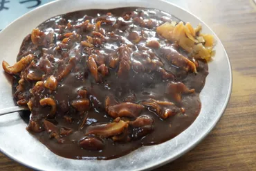 漁港にある「マルトマ食堂」のホッキカレーを道産子ガイドが実食！