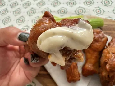 大容量でガツンとくる！【コストコ】新発売バッファローチキン！かぶりつきたくなる美味しさで満足感◎ 