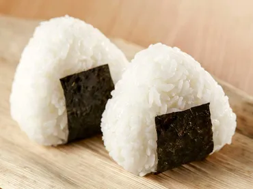 ほんの一手間で解消！ツナマヨおにぎりの油がしみない裏技 – grape グレイプ