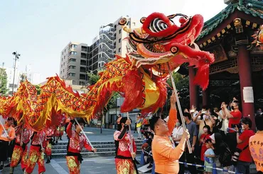 横浜中華街 3年ぶり「祝舞遊行」 観光客ら仮装行列楽しむ：東京新聞デジタル