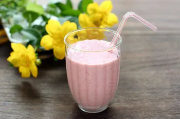 濃厚めちゃ旨!いちごスムージーの作り方。冷凍いちごがポイント。