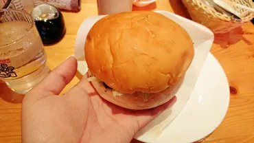 コメダ珈琲店の「ドミグラスバーガー」はコクのあるソースで食べ応え十分