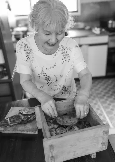 石川県民の味！83歳 佐々木花子さんの柿の葉寿司とは？母から娘へ受け継がれる、柿の葉寿司の味