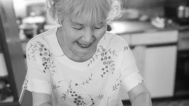 故郷・石川の柿の葉寿司を伝承する、佐々木花子さん83歳「娘の友達に好評で、ワークショップも開催。若い方たちとお話ししながらお寿司を作るのが楽しくて」  【ルポ】郷土料理、産後サポートを行う《産後ドゥーラ》、着物リメイク。得意を持ち寄って、地域で輝く（１ ...