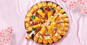 ピザハット、桜前線に合わせて北上する「【チージーロール】たっぷりチーズのてりたまピザ/とろっとカルボナーラピザのハーフ＆ハーフ」発売 