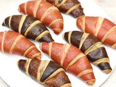 コストコの派手色パン『バイカラークロワッサン』は大丈夫なの? 味・フィリング・食感をチェックしてみたところ……