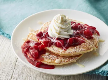 たっぷりいちごソースとまろやかコンデンスミルク！タリーズコーヒー「クラシックパンケーキ ストロベリーフォール」