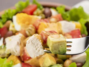 コブサラダの魅力を徹底解説！定番からアレンジレシピまで（？マーク）彩り豊かでヘルシー！コブサラダの世界へ