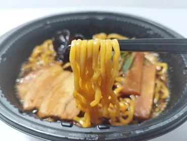 ７Ｐ いそのかづお監修 札幌ブラックラーメン【セブンイレブン】ハマってしまう美味しさです!! 