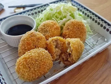 サクッと揚がる「冷凍コロッケ」のレシピ。少なめの油で揚げるコツも!