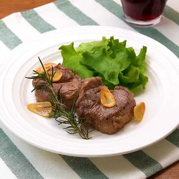 ラム肉ステーキの世界へようこそ！美味しく焼き上げる秘訣とは？自宅で楽しむ！ラム肉ステーキ、簡単レシピと焼き方のコツ
