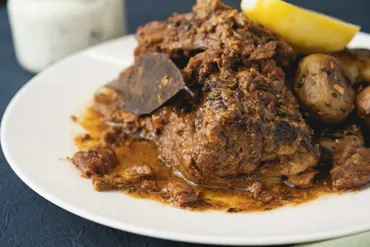 ラム肩ロース肉のスパイスとヨーグルトの煮込み ザジキソースとレモン