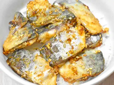 業スーのおさかな食材で蒲焼き丼! 『骨とりさばフィレ(定塩)』の塩味ちょい強めだけど丼物アレンジでおいしくいただける