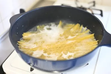 パスタをフライパンで水から茹でる方法(水分量と時間) – オニマガ – 名古屋散歩とシンプルライフのブログ