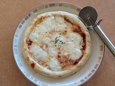 サイゼリヤ】噛みごたえのあるピザ生地とシンプルな味付けの「バッファローモッツァレラのピザ」を実食