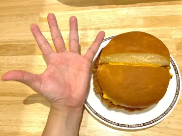 実食】コメダ珈琲店の「ドデカメンチバーガー」は名前に偽りなし バンズからはみ出す゛肉の暴力゛ 