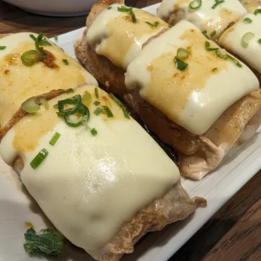 おつまみにおすすめ! 肉巻き豆腐のチーズのせのレシピ動画・作り方