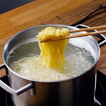 フライパンでパスタをゆでる水の量は？湯切りなしで驚きのもっちり食感 