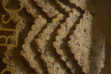 スパイシーなカルダモンの香り漂う、ザクザク食感のチョコチップクッキー。 – Herbal Sweets 