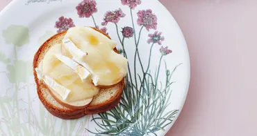 ミルキーなチーズとりんごの食感が心地よい゛ブリーチーズのブリオッシュトースト゛ 