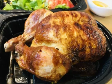 コストコのロティサリーチキン】簡単な切り方と冷凍保存方法、アレンジレシピも紹介