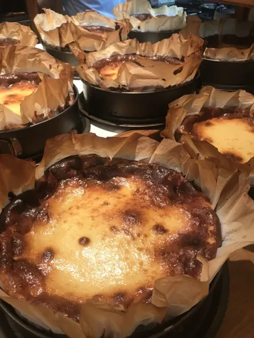 バスクチーズケーキの魅力とは？発祥から日本でのブーム、作り方まで徹底解説！外は焦げて中はとろける！ バスクチーズケーキの秘密