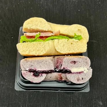 スーパー「ライフ」の２種類のベーグルサンドセット 