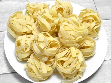 業務スーパーの平打ちパスタ『パッパルデッレ』は濃厚ソースとの絡みがおすすめ 