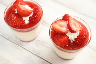 パンナコッタとババロア、杏仁豆腐の違いを解説！冷凍いちごを使ったお手軽レシピも紹介 